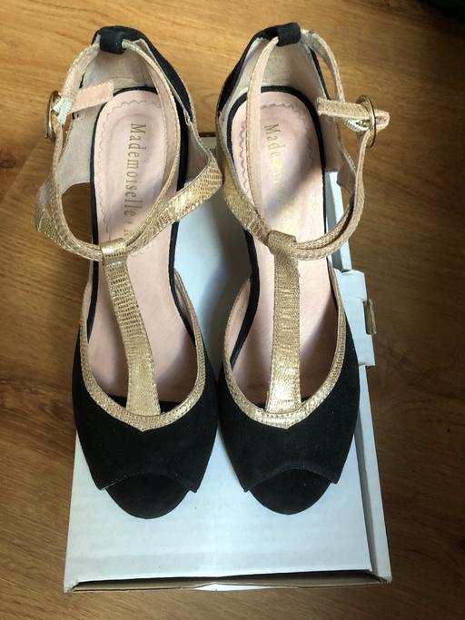 Buy & Sell Surrey Reigate and Banstead - Photos for Black perp toe, swede and gold high heels