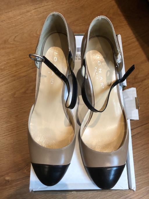 Buy & Sell Surrey Epsom and Ewell - Photos for Beige/black leather high heel shoe