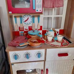 Lovely small toy kitchen, great condition with fab accessories. From a smoke and pet free home. Local Collection only Stockton On Tees.