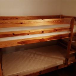 Verkaufe Stock Bett mit Matratzen und Nachtkastl in Kiefernholz massiv!! Top Zustand!!