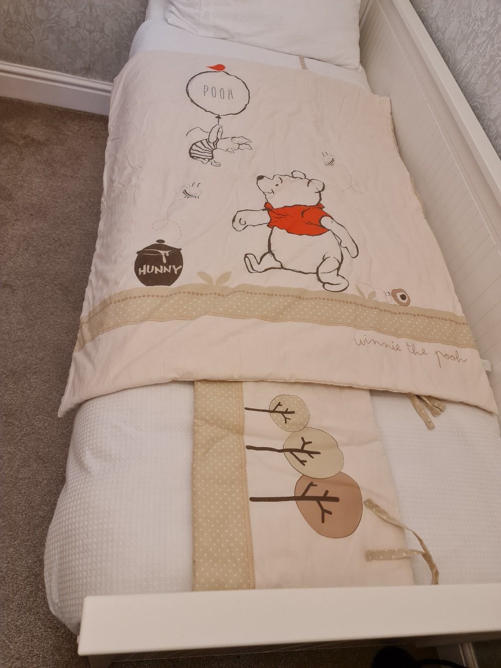 Winnie the Pooh cot bumper and duvet set in B68 Sandwell für £ 40,00