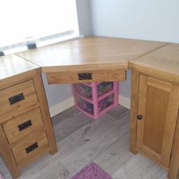 Solid Oak Computer Desk.

very good condition.

Cost £500 - Have receipt and proof it's OAK.

easily disassembled and reassembled, in to 3 parts.

it's too big for my daughters bedroom so have bought a new one.

collection only.