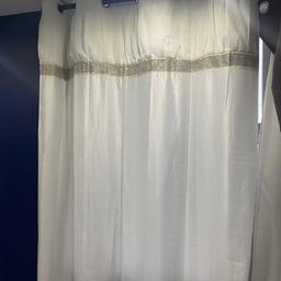 Lovely eyelet curtains which have a diamanté strip running across the top.

Good condition and lined.

W167xD190cm