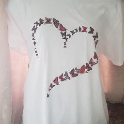 beautiful t shirt. bust laid flat is 46".

Delivery available L35 for only an extra £1 no matter how many items you buy together. x