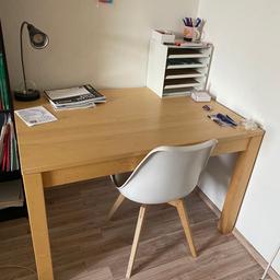 Ich verkaufe meinen Schreibtisch mit Stuhl, Sehr praktisch zum lernen. Der Tisch ist aus massivem Holz