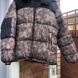Bershka 
size XXL
brown puffer with black detail
2 pockets 
detectable hood 
inside zip pocket 
**ALSO LISTED ON OTHER SITES**