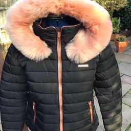 Warm McKenzie jacket
Size 13/15 years
Brand new without tags
Beautiful jacket
Rose gold zips
