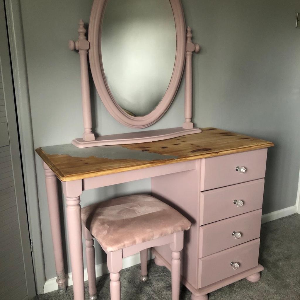 Rose pink dressing table, stool & mirror in Harlow für £ 60,00 zum
