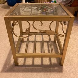Gold with glass panel plant stand table.

Cute little glass table. The glass has a few light scratches on and two suction cups missing from the frame.

Collection NW95WD