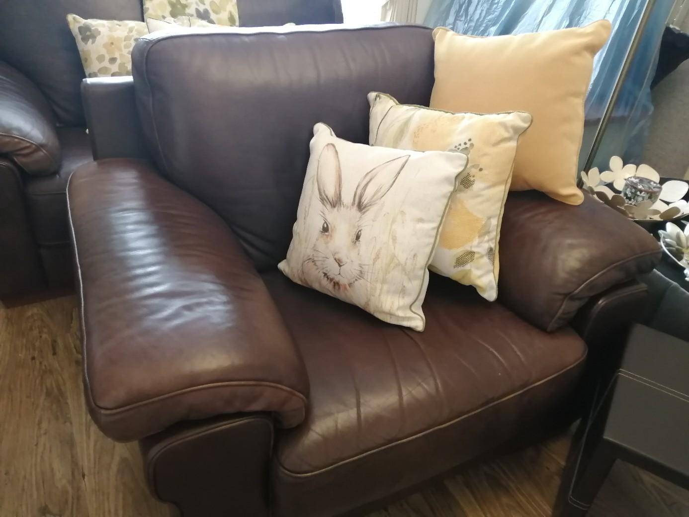 Italian leather sofa & chair in Doncaster für 100,00 £ zum Verkauf