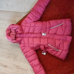 Sehr angenehm zu tragen
Warm 

Bild 1 ca knielang rosa Mantel 10 Euro 
Bild 2 warme Winterjacke 8 Euro