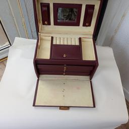 jewellery box real leather
cabin is for storing necklace
and Rings 3 drawers
with a mirror inside it's
organizer boxes handle
top of the box marks of the
front door use a few times
please no time wasted collection only