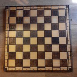 Wooden chess board with pieces (2 chess pieces missing).
Size of board when opened is 58cm x 58cm.
Chess board in excellent condition, only issue is 2 missing chess pieces.
Cash offers only.
Collection only.