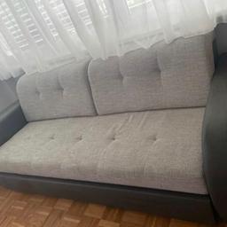 Schlafsofa mit einem mangel (ein rad wäre abgegangen um das sofa leichter raus zu ziehen)
Breite 240 cm
Bitte Angebot machen.