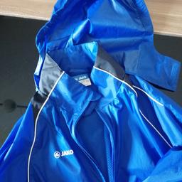 Zum Verkauf steht eine Regenjacke von Jako in blau Gr. 140