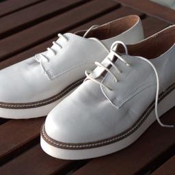 - Schuhe in weiß, Sohle in weiß
- wenig getragen
- hohe Sohlen
