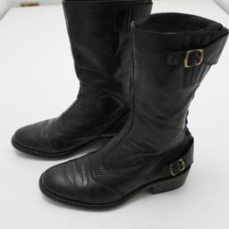 Women’s Belstaff leather Roadmaster 1955 boots made in Italy, fab condition, small signs of wear to the soles and good tread.

They are a really dark brown

Zip backs with 1 buckle.

Size 37