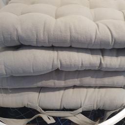 4 grey cushions chairs free smok and pet