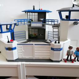 Verkaufe Playmobil Polizeistation inkl. 3 Figuren und Zubehör.