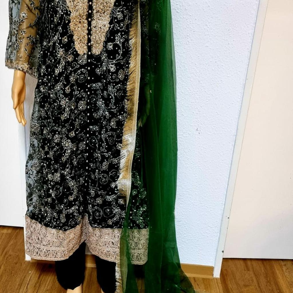 Wunderschönes Bollywood Winter kleidung mit 2024 Embroidered