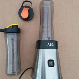 Smoothie-Mixer von AEG mit zwei Trinkbehältern (je 600ml).