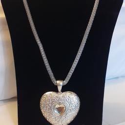 new, with tags, great condition 
uk£10
cosmetic silver chain and heart detailed pendant 

happy for collection or delivery please see my other items thanks 🤗