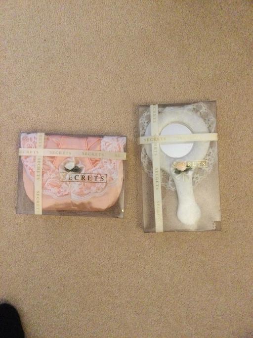 Buy & Sell Surrey Guildford - Photos for New Ladies Make Up Bag & Hand Held Mirror