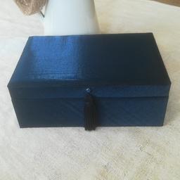 Blau-schillernde Schmuckschatulle von. Swarovski.
Neu+Originalverpackt!
Perfektes Geschenk🎁
Versand möglich!
Mehrere Schatullen vorhanden.. 