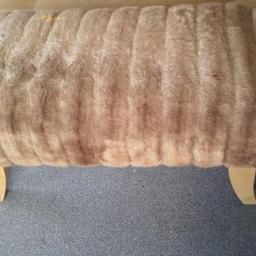 Beautiful window seat
Bedroom bench
Excellent quality
Looks perfect in any room
Removable and washable fur cover
Collection only from w9
Was £199