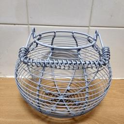 Mesh Egg Basket
Vintage Nostalgic Replica Basket
Holds around 12 eggs
Free standing user friendly handle
Has its own feet can also be hung
Excellent condition as good as new
Fully galvanized and treated for heavy use
Easy to clean just wash in water or wipe with damp cloth
Good for storage or even fruit display
or simply show off around the house
Around 7" high with handle 11" high
Neck diameter around x 4"
Sold as seen
No refund or exchange
Collection or postage extra
Cash on Collection