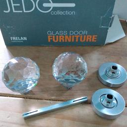 . Brand new although opened never used in the end.
. 2 Glass Knobs for a door
. Spindle size 10.1 cm length ( the long metal piece that goes through the door to hold the Knobs) shape of spindle around is 1.5
. Cost £39.98 new
. Still with box
. Silver parts

Collection only from SE17