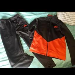 nike tracksuit like new worn a hand ful of times paid £55 size large boys