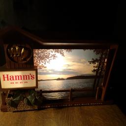 Hamm's Beer / Bier Werbung USA Leuchtreklame

Lakeside Plastics / Item No. 5049

From the land of sky blue waters

Ggf. ist es empfehlenswert die Glühbirne durch eine LED Birne auszutauschen.