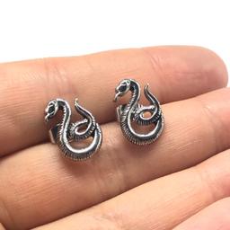 Gorgeous Harry Potter Slytherin stud earrings

Please message me after purchase and let me know whether it is for yourself or a gift 🎁 

I offer great bundle deals and combined postage, so please don't hesitate to message me if you like more than one of my items 💗

Pick up TS4 Longlands area or can post but buyer must pay postage