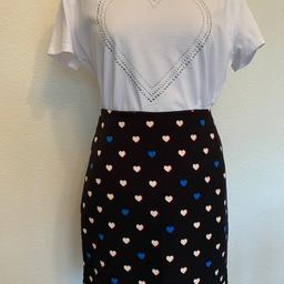 Unworn size 10 Dorothy Perkins skirt.
Black background with blue and white/red hearts.
Back statement zip
Waist total 30” (76cm)
Length 18” ( 46cm)
Front hem width 19 1/2” (49cm)
Great condition