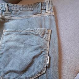 Reell Jeans

Super Zustand

Farbe Grau

L 32 W 32

Versand möglich