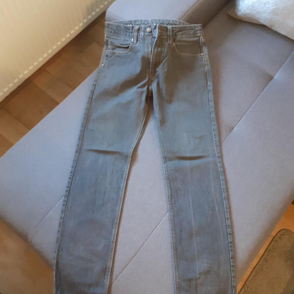 Reell Jeans

Super Zustand

Farbe Grau

L 32 W 32

Versand möglich