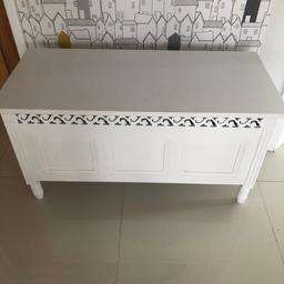 Pretty ottoman with fretwork detailing. Painted in white Frenchic chalk paint. Hinged lid. 42 cm d. 95 cm w. 50 cm h. Vgc. Cash on collection only