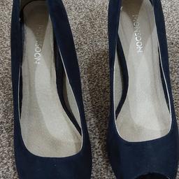Stylish and sleek high heeled shoes.
Worn only a couple of times.
Size 4 Eur 37
Heel height: 3 inches (or 8 cm)