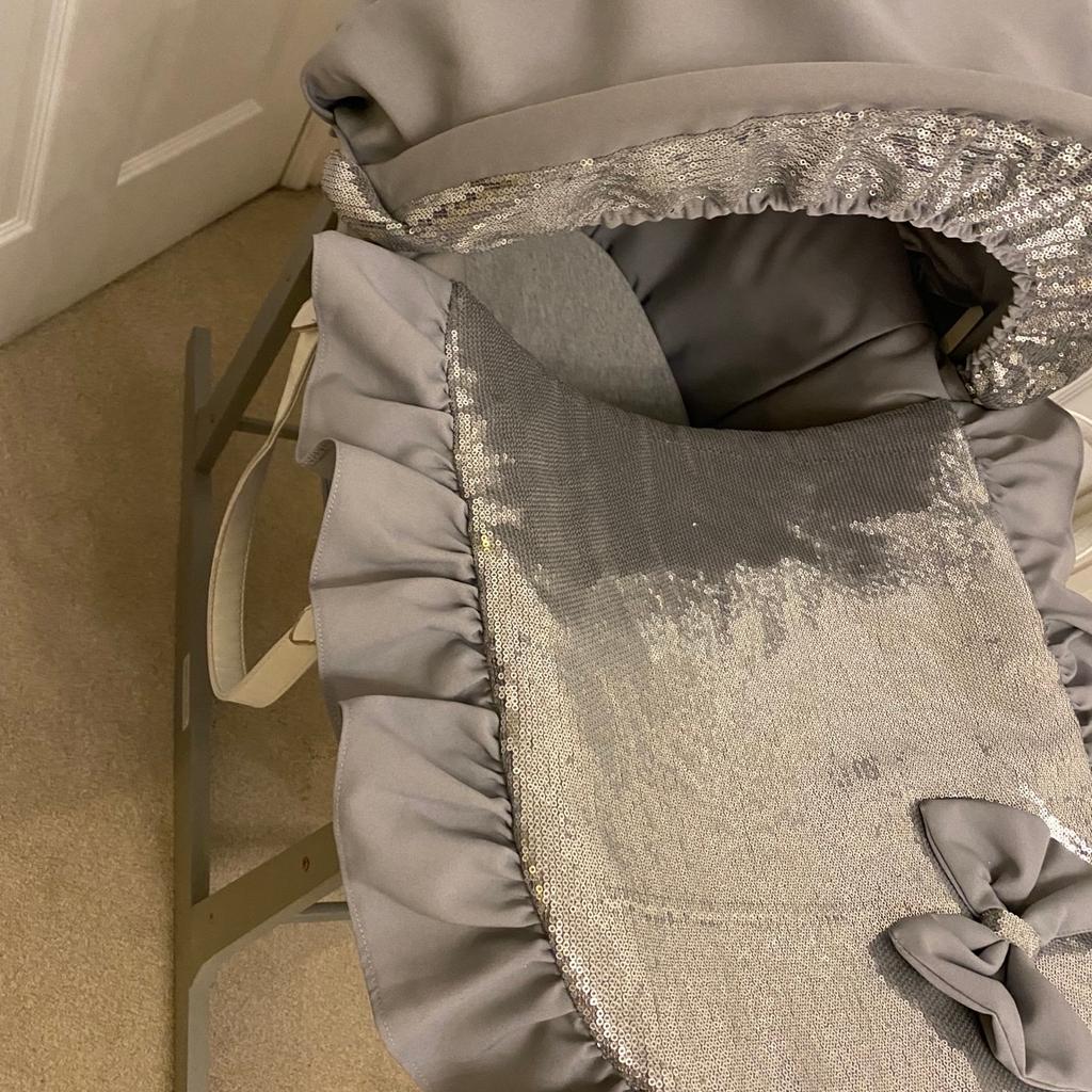 Sparkle Princess Moses basket
Comes with a firm foam mattress and fitted sheet 100% cotton
Two Moses basket rocking stands.
Very ideal
Two carry handles for portability
Adjustable hood so you can easily keep the sun out of your baby’s delicate eyes and off their skin. Also has sliver sequins
Top cover which is beautiful.. full on sequins with a bow
Colour grey and sliver
In good condition does have a few marks around it but they can be painted… as seen in the pics…
Suitable from birth