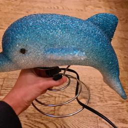 Verkaufe eine Delfin Lampe
mit Licht
funktioniert einwandfrei

Versand extra Kosten 6€ !!!
