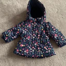 Girls coat
3-6 months
Good condition
Please look at other items listed
