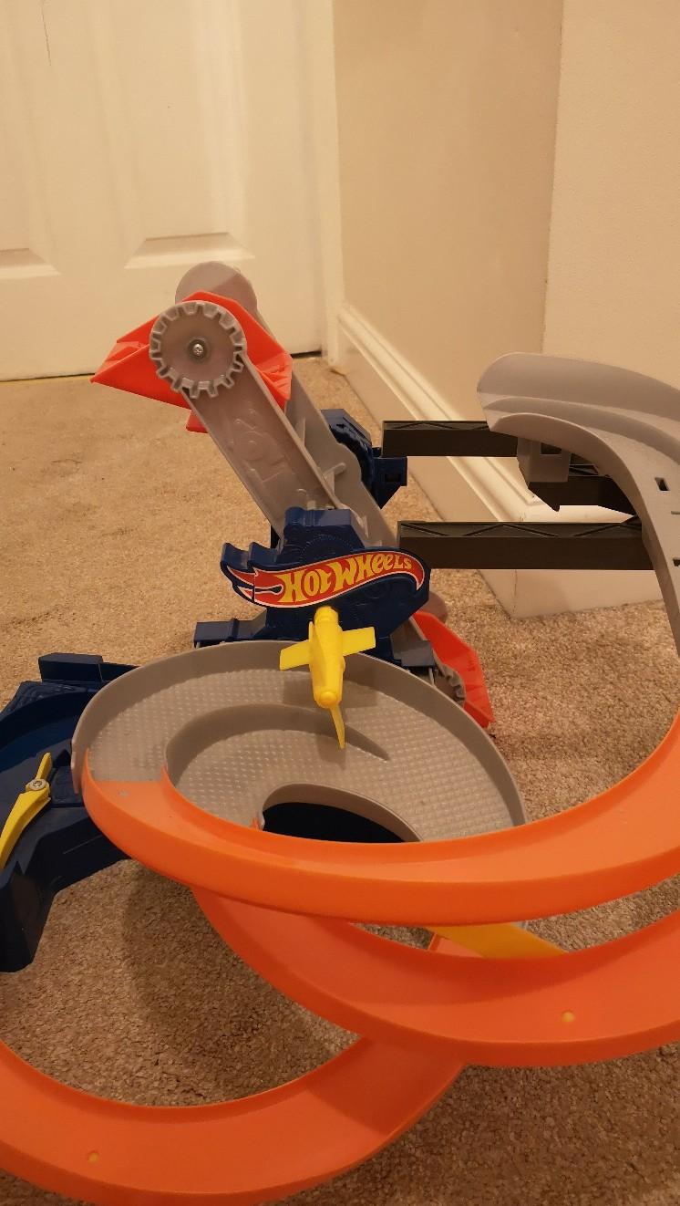 Hot Wheels Motorized Ramp Race Track in Albrighton für 5,00 £ zum ...