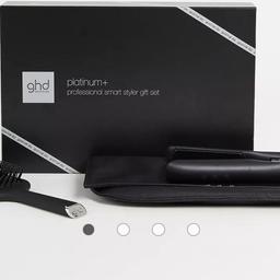 Smooth and finish your locks with the luxurious ghd paddle brush and keep your good hair day essentials safe in the chic heat resistant bag. Unwrap desire with the ghd platinum+ styler gift set.