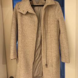 schön anliegend geschnittener Mantel von H&M
grS, hellbeige
wenig getragen