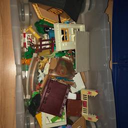 Playmobil   Farm und noch verschiedene Playmobil in der Kiste und Pferde von Schleich