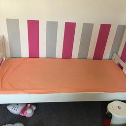 Verschenke Kinderbett
Hat Gebrauchsspuren
Ca 160x70
Mit rausfall Schutz