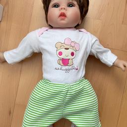 Verkaufe eine Reborn Puppe in mit Kleidung. Es hat echte Haare und befinden sich in einem super Zustand keine Flecken, Risse usw. Versand ist möglich zz. 3.99 Euro