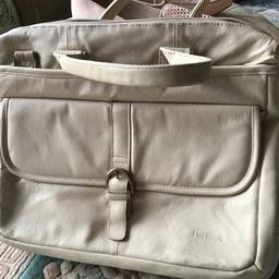 Laptop bag by Luca Bocelli hand or shoulder strap in very good clean condition two full pockets at the front one at the back,full zip
Collection Mexborough S640QJ