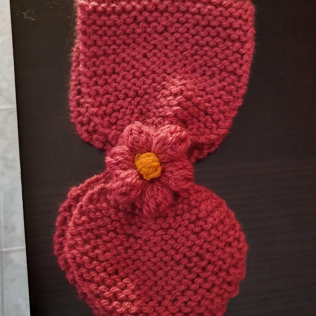 Dolcissimo completino composto da scarpine sciarpa e berretto per neonata realizzato a mano ai ferri e all'uncinetto in lana color ciclamino
spese di spedizione non incluse